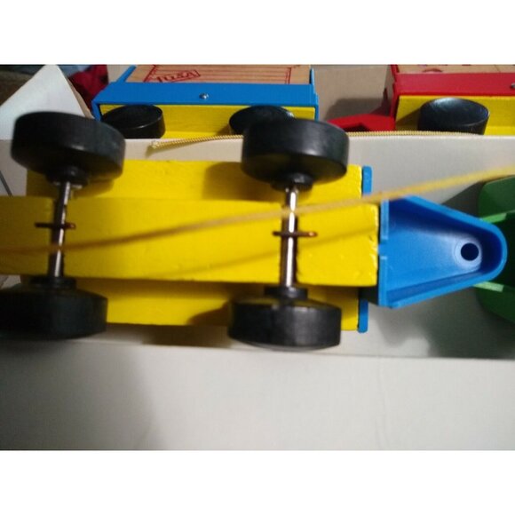 NEVER PLAYED VINTAGE PLAYSKOOL AIRPORT BAGGAGE TRAIN TOY IN ORIGINAL BOX - Picture 5 of 10